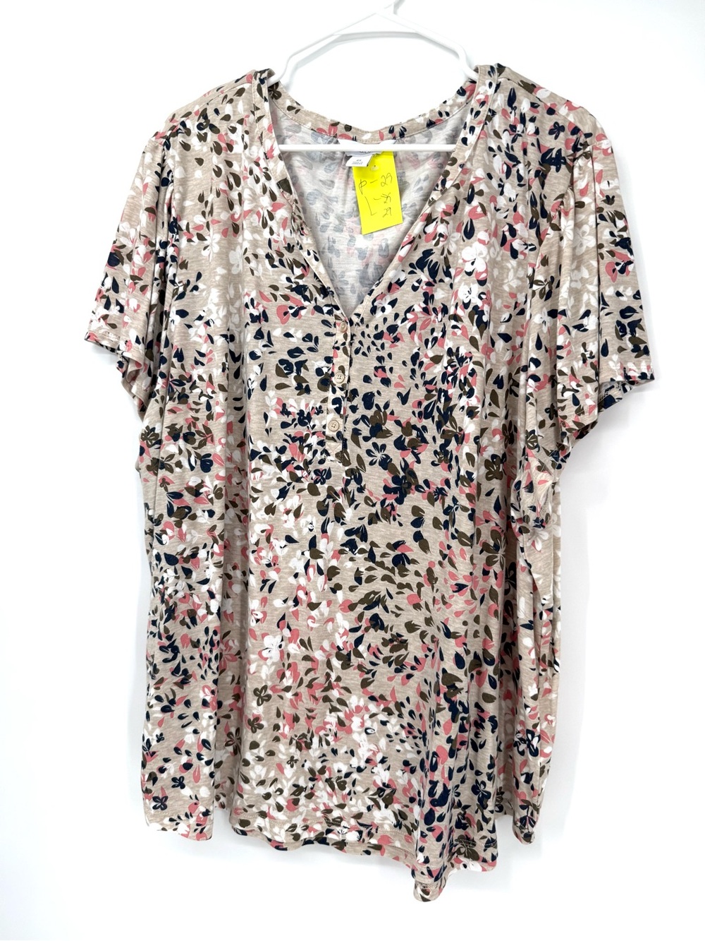 Liz Claiborne Beige Floral V-Neck Short Sleeve Top with Pink & Navy Accents